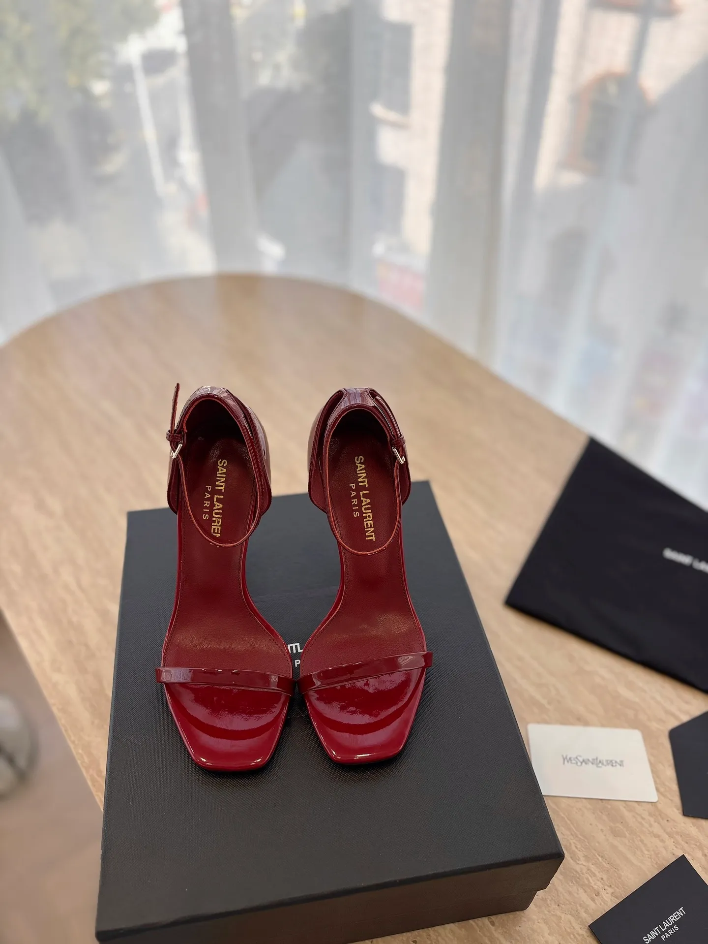 👟👟Ex-factory price 580👟👟 High version "SAINT LAUREN*" Saint Laurent YSL classic high-heeled shoes and sandals. Only YSL understands women's hearts best and does not accept refutation. It is a super invincible feminine artifact and a must-have for women (z-product full-body customization, own molded hardware accessories, perfect consistency). Compare the differences between pictures and products on the market ✔ Upper: Customized imported calf patent leather ✔Inner lining: imported 🐑 sheepskin ✔Sole: imported genuine leather outsole ✔Heel height: 10.5cm ✔Number of yards: 35-39 (40 can be customized and non-returnable) (Full set of packaging)
